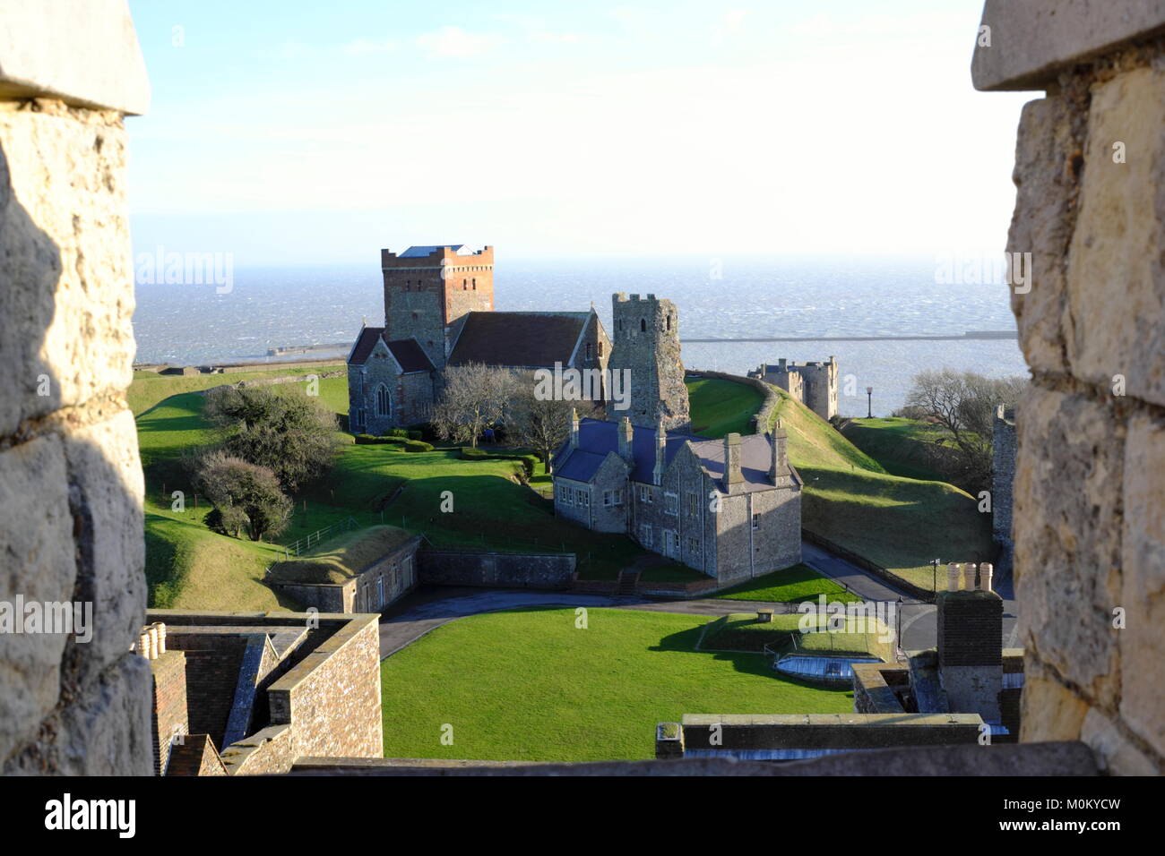 Dover Castle von Henry 2. im Jahr 1180 gebaut. Über die Zinnen in die Kirche der Hl. Maria-in-Castro und der Römischen Pharos Stockfoto