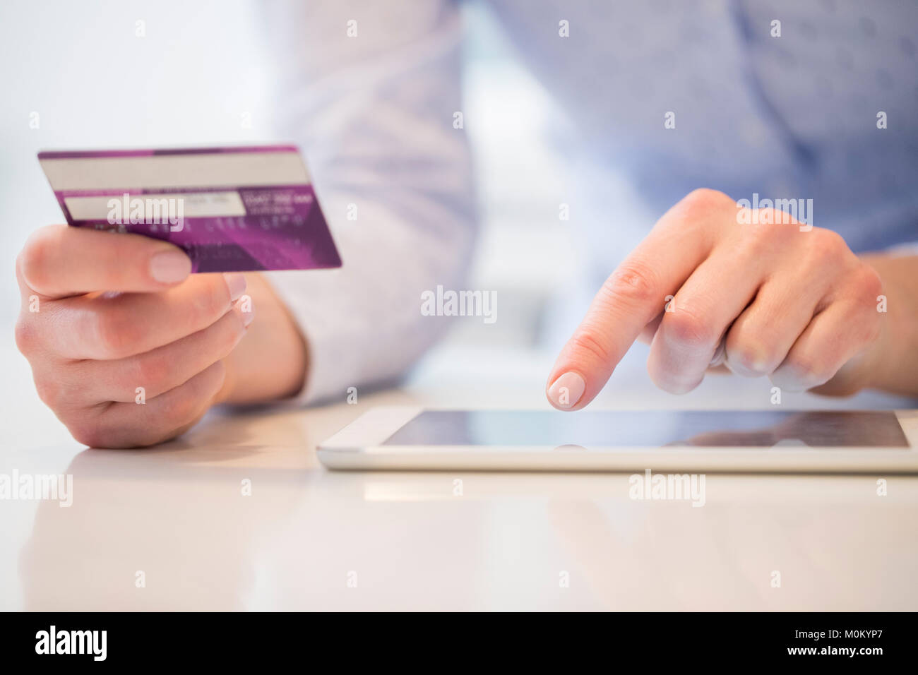 Nahaufnahme von Frau mit Kreditkarte zu machen Kauf auf Digital Tablet Stockfoto