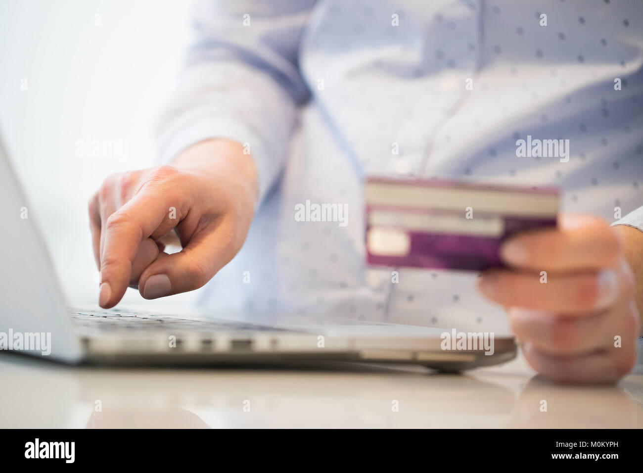 Nahaufnahme von Frau mit Kreditkarte kaufen auf Laptop Stockfoto