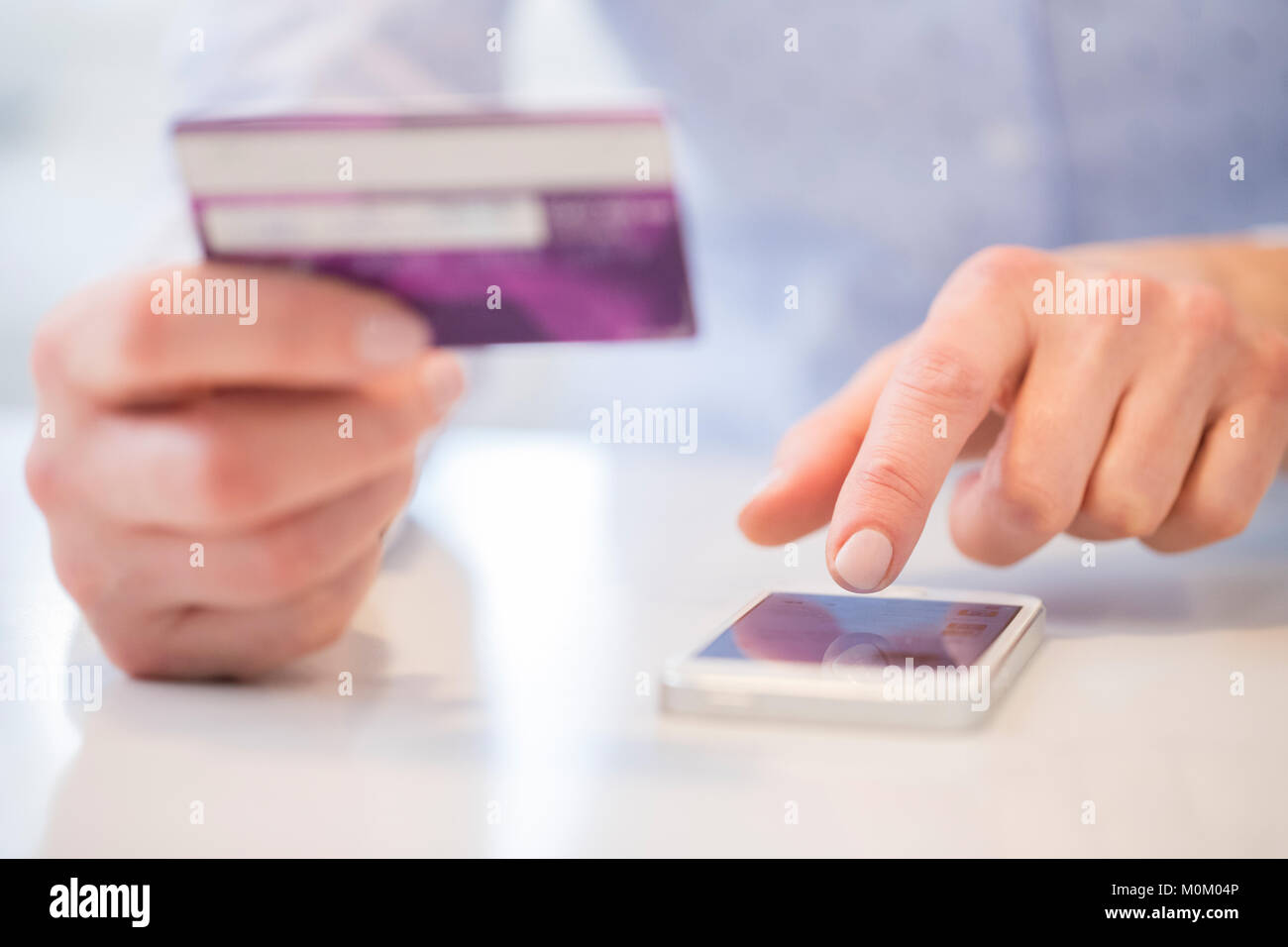 Nahaufnahme von Frau mit Kreditkarte zu kaufen auf dem Mobiltelefon Stockfoto