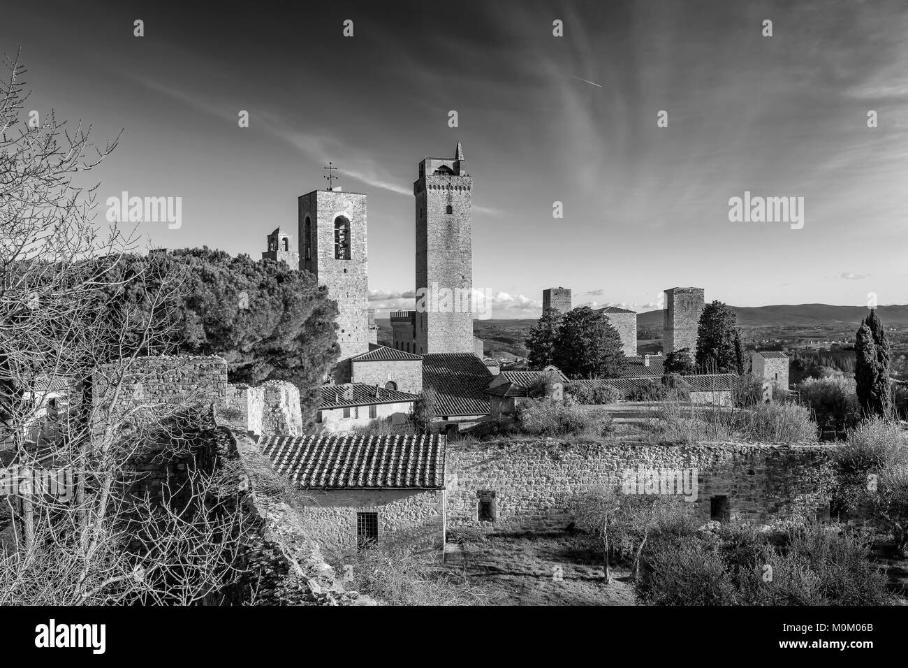 Schwarze und weiße Blick auf San Gimignano aus der Burgruine, Siena, Toskana, Italien Stockfoto