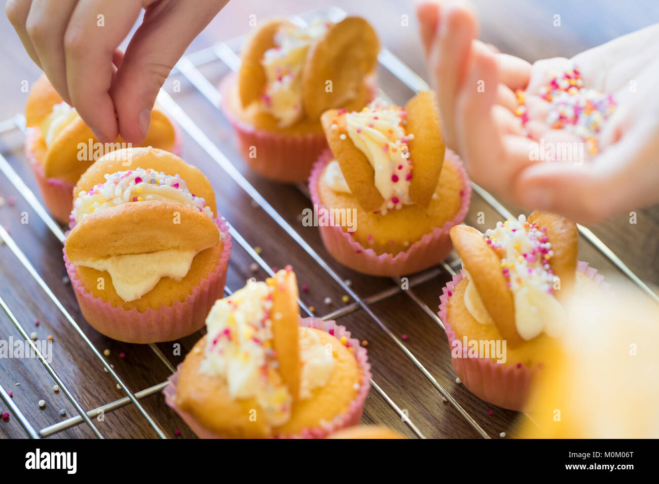 In der Nähe von Mädchen in der Küche hausgemachte Muffins verzieren Stockfoto