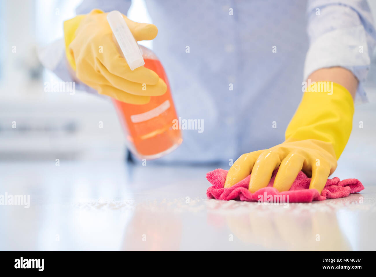 Nahaufnahme von Frau mit Spray Polnischen zu reinigen Küche Oberfläche Stockfoto