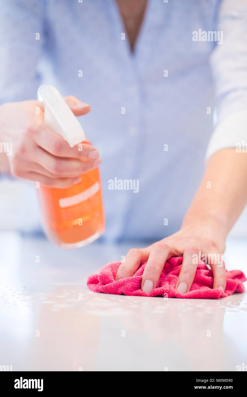 Nahaufnahme von Frau mit Spray Polnischen zu reinigen Küche Oberfläche Stockfoto
