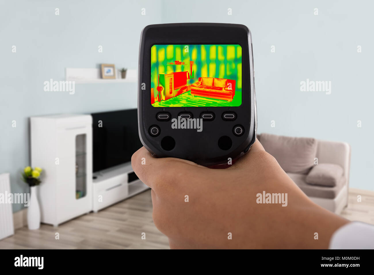 Person Hand mit Infrarot Wärmebildkamera im Wohnzimmer Stockfoto