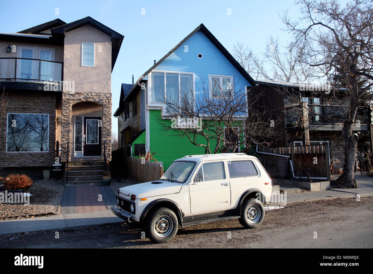 Als einer der ersten SUV der Welt und Russlands (Lada Niva factory export Auto) in Calgary (Alberta), Kanada in der Nähe der Ufer des Bow River. Robuste, solide. Stockfoto