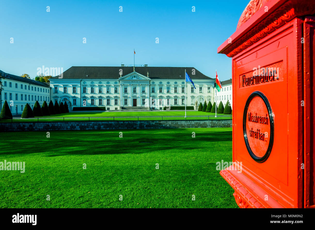 Schloss Bellevue, Amtssitz des Bundespräsidenten in Berlin. Schöne Farben für Deckel drucken oder Travel Marketing Stockfoto