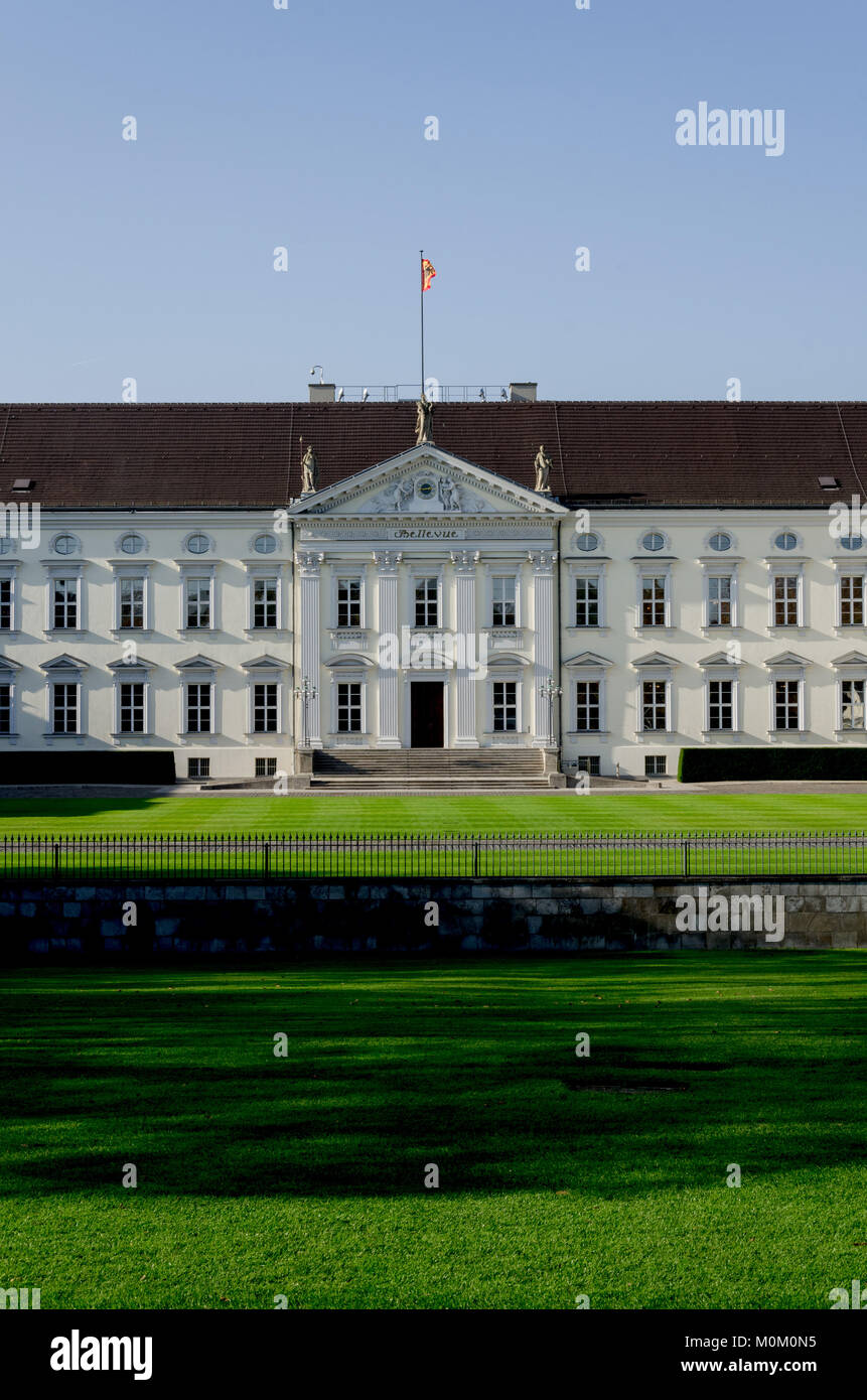 Schloss Bellevue, Amtssitz des Bundespräsidenten in Berlin. Schöne Farben für Deckel drucken oder Travel Marketing Stockfoto