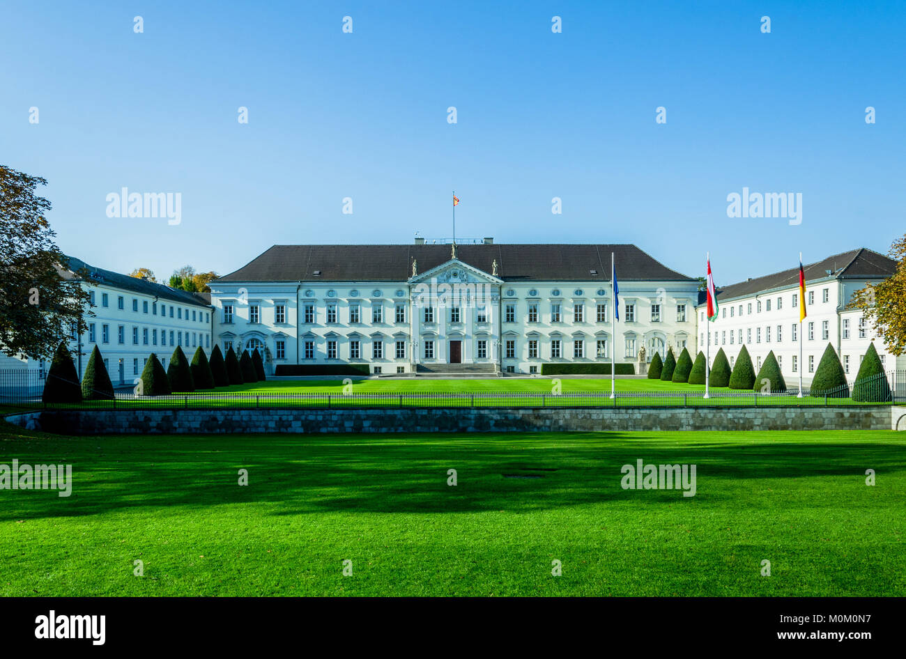 Schloss Bellevue, Amtssitz des Bundespräsidenten in Berlin. Schöne Farben für Deckel drucken oder Travel Marketing Stockfoto