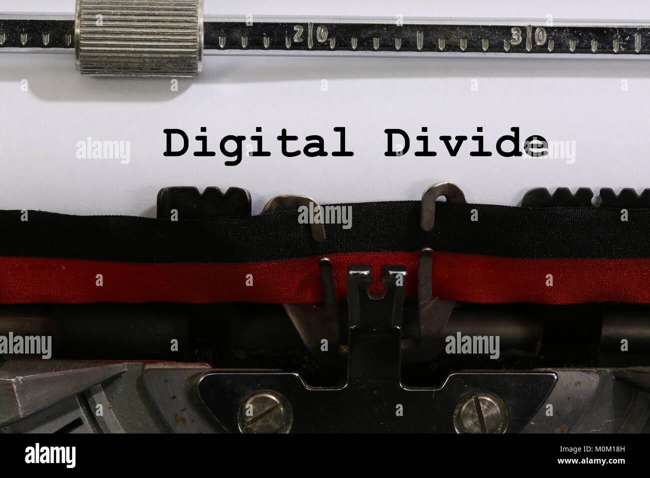 Text digitale Kluft mit dem alten Schreibmaschine auf weißem Blatt geschrieben Stockfoto