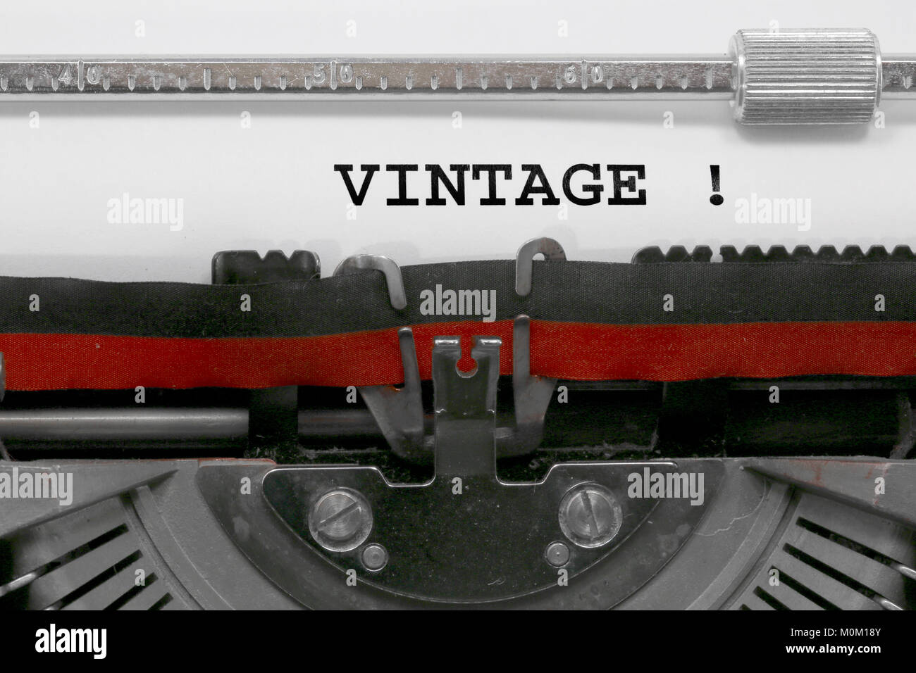 Jahrgang für die alte Schreibmaschine auf weißem Blatt geschrieben Stockfoto