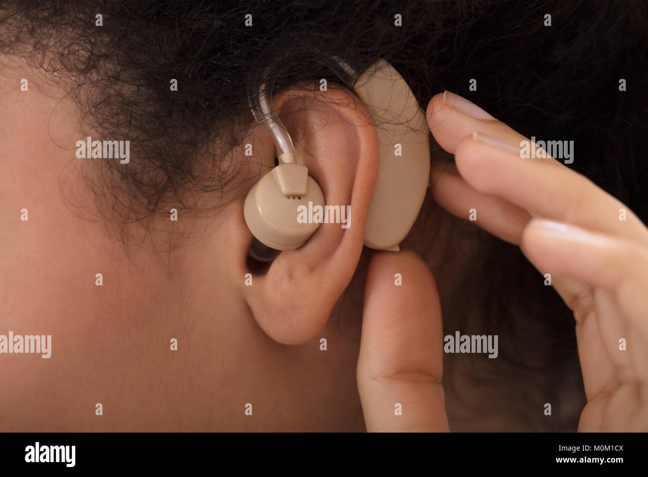 Nahaufnahme einer Frau das Tragen von Hörgeräten Stockfoto