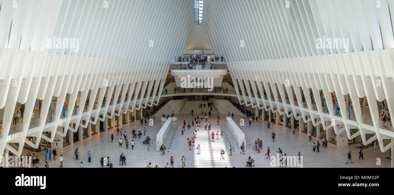 Menschen gehen durch den offenen Raum des Oculus am World Trade Center Verkehrsknotenpunkt, New York City, New York Stockfoto