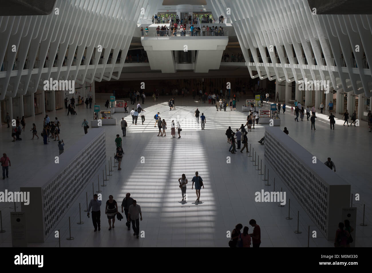 Menschen gehen durch den offenen Raum des Oculus am World Trade Center Verkehrsknotenpunkt, New York City, New York Stockfoto