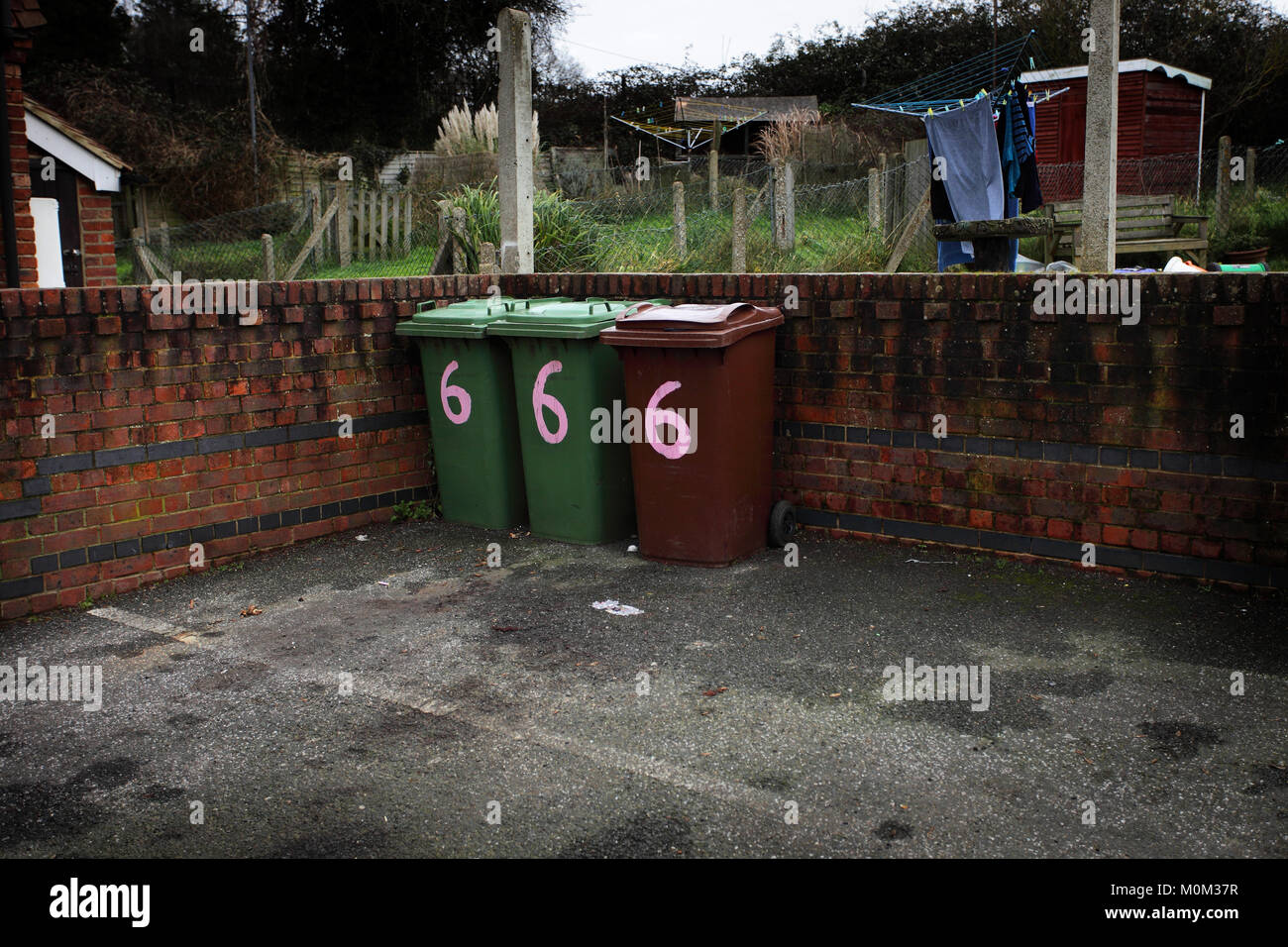 Drei wheelie bins London, England, Großbritannien Stockfoto