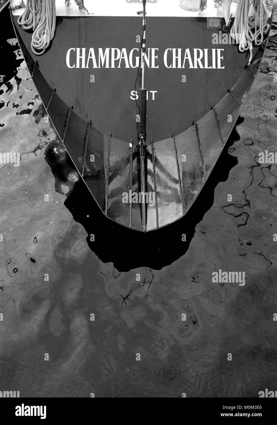 AJAXNETPHOTO. NOVEMBER, 1982. St. Malo, Frankreich. - ROUTE DU RHUM RENNEN - radikale STERN-CHAMPAGNE CHARLIE (FR). Foto: Jonathan Eastland/AJAX REF: 821007 9013 Stockfoto