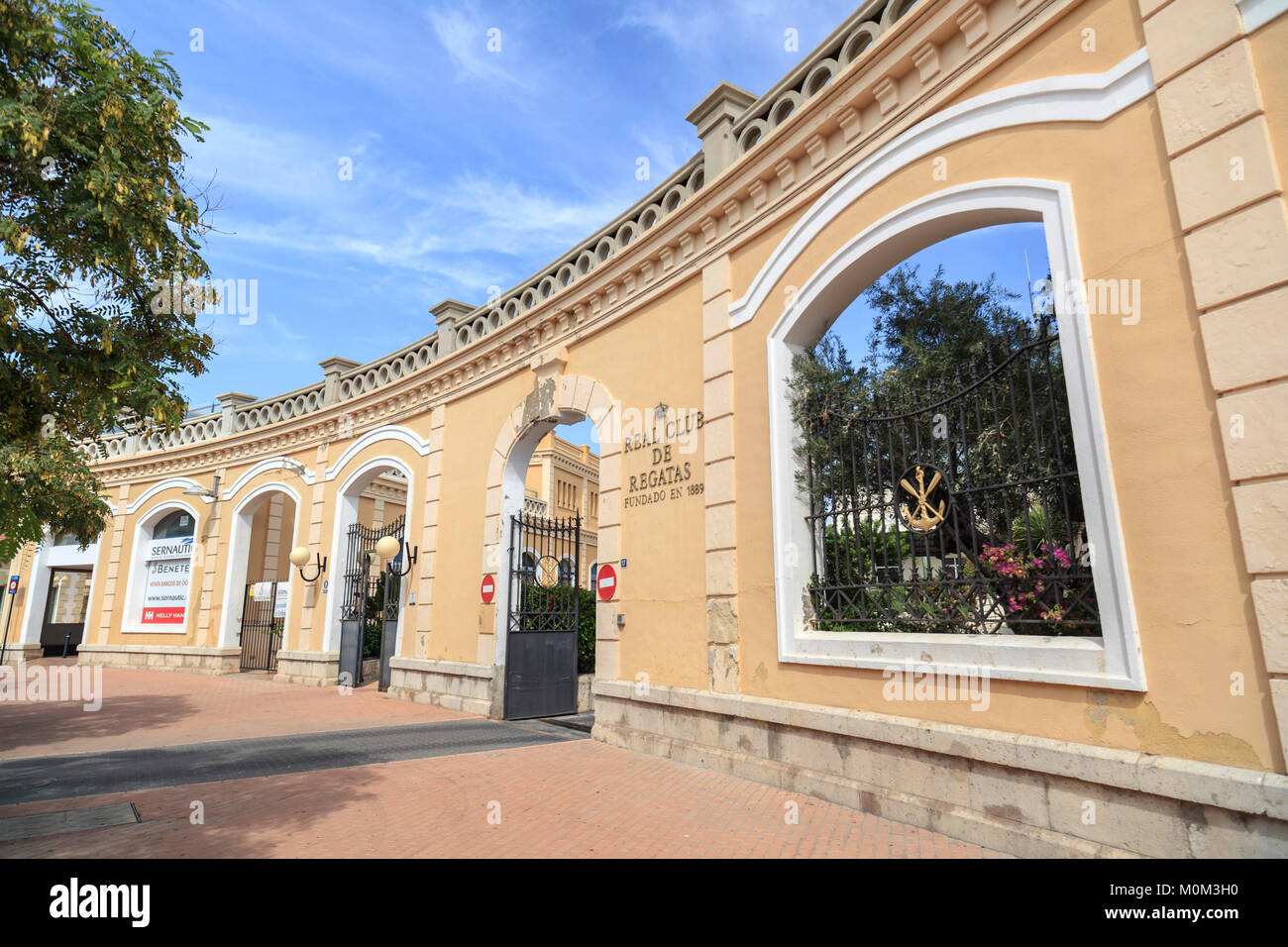 Künstlerische Tür Eingang des Yacht Club, Real Club de Regatas, der Hafen von Alicante, Spanien. Stockfoto