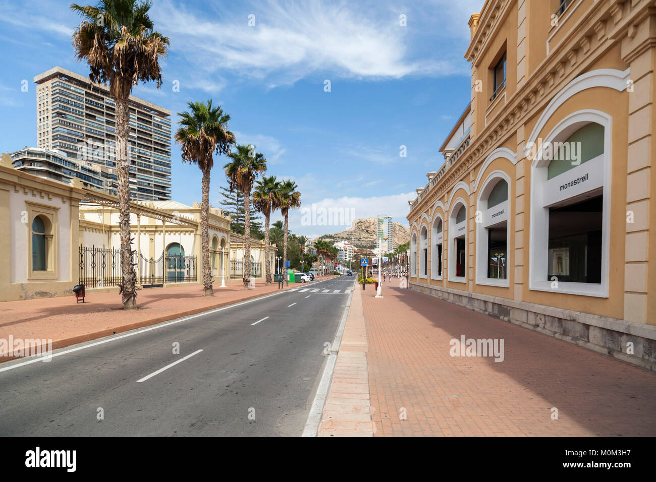 Blick auf die Straße in der Nähe von Hafen und Promenade maritime von Alicante, Spanien. Stockfoto