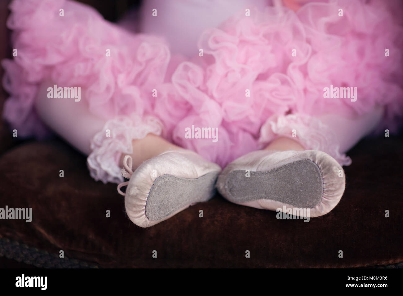 Niedrigen Winkel, 7/8-Ansicht des Kindes tragen Ballett Schuhe und rosa Tutu Stockfoto