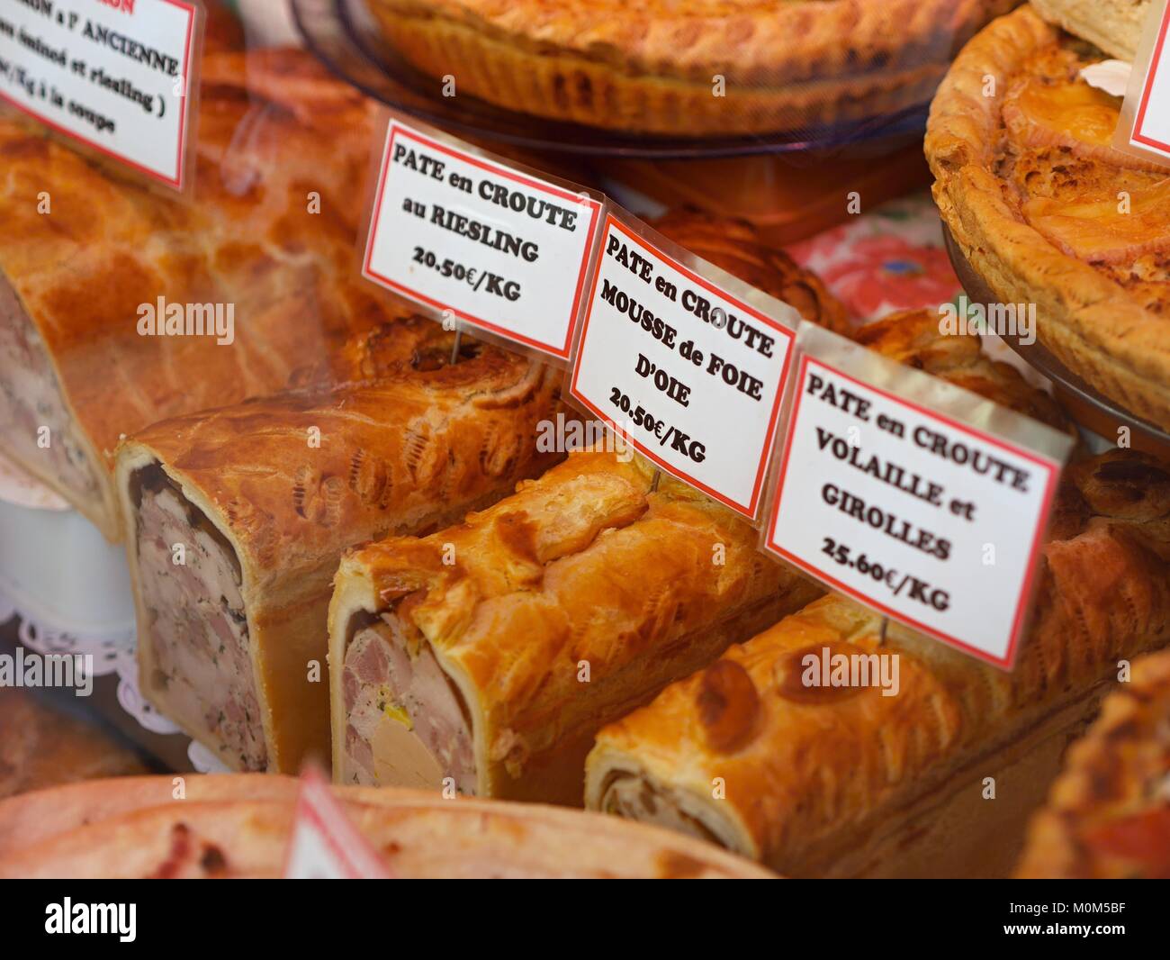 Pastete im Teigmantel in einem Delikatessenladen, Frankreich Stockfoto