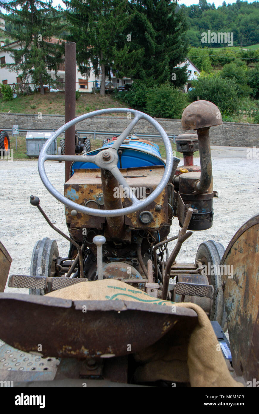 Alte Traktoren bei einer Ausstellung in Langhe, Piemont - Italien Stockfoto