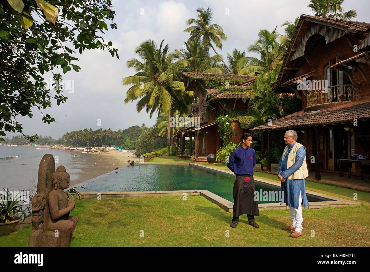 Indien, Goa, Coco Beach, Richard Holkar, Sohn des maharadjah von Indore, vor seinem Luxushotel Ahilya am Meer mit seinem Schwimmbad, vor einem Fischer Strand mit Kokospalmen gesäumt Stockfoto