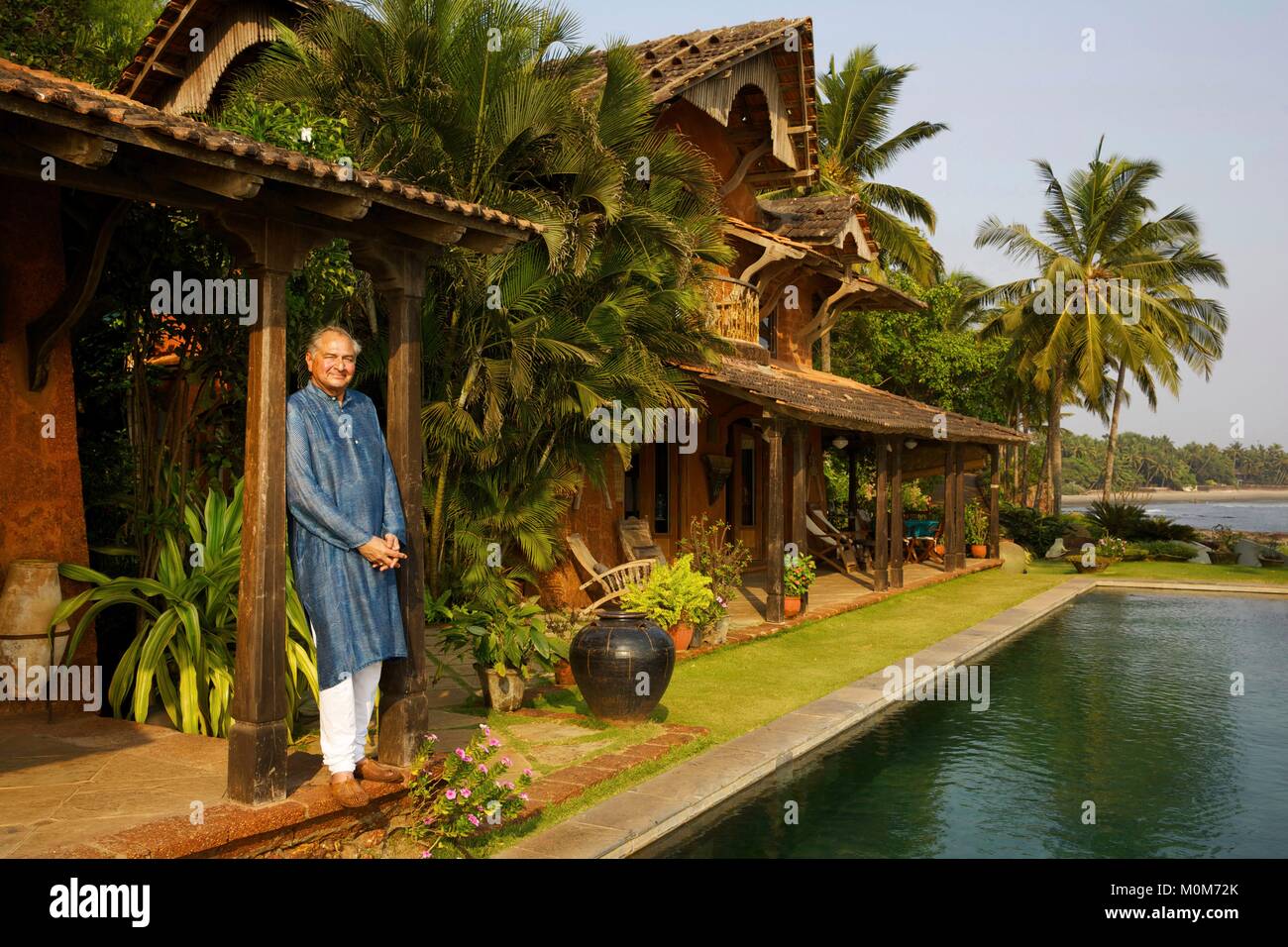 Indien, Goa, Coco Beach, Richard Holkar, Sohn des maharadjah von Indore, vor seinem Luxushotel Ahilya am Meer mit seinem Schwimmbad, vor einem Strand mit Kokospalmen gesäumt Stockfoto