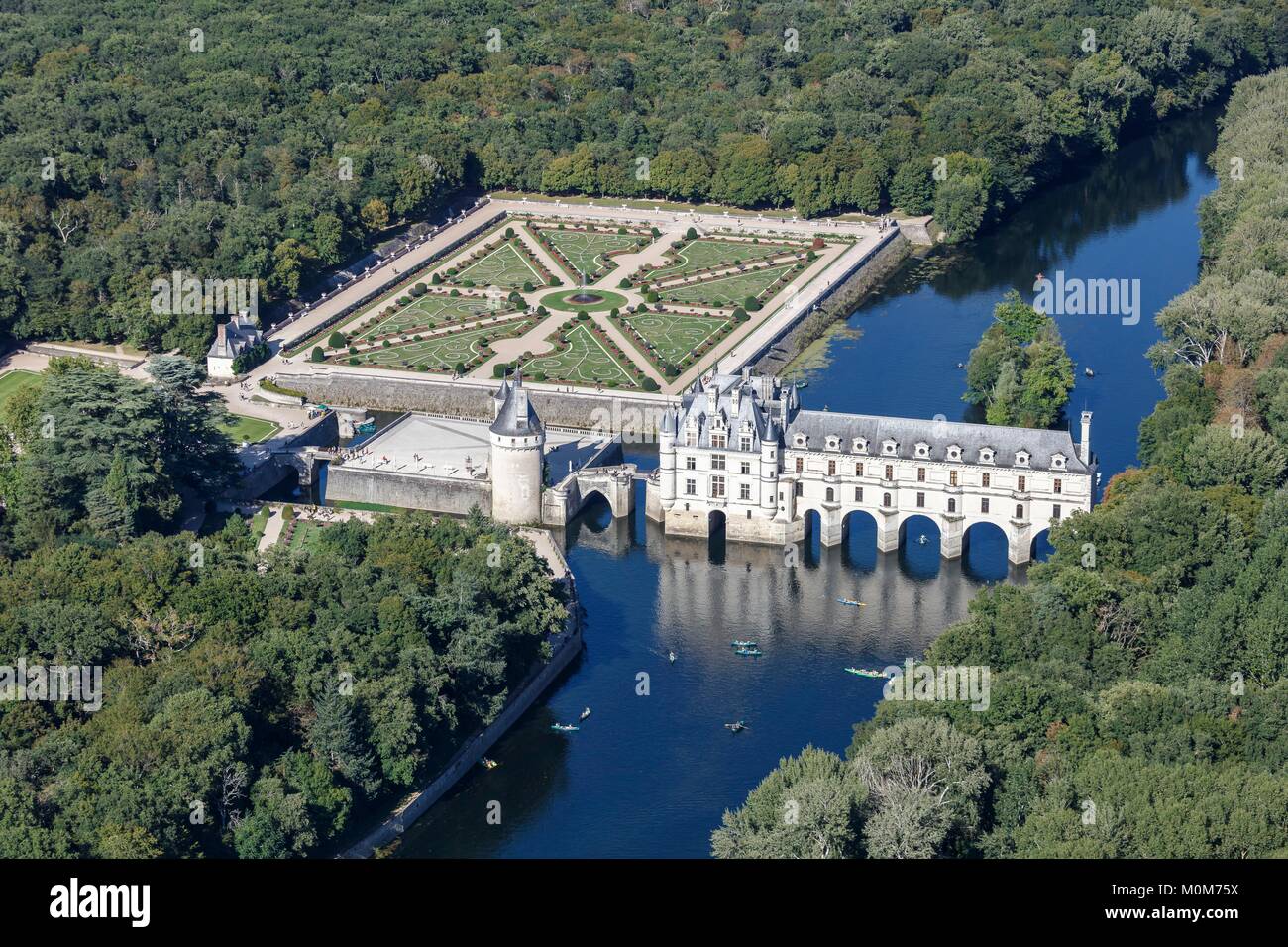 Frankreich, Indre et Loire, Amboise, Schloss Chenonceau und Diane de Poitiers Garten (Luftbild) Stockfoto