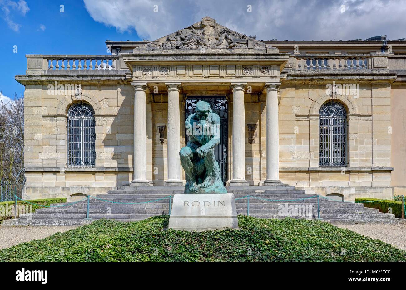 Frankreich, Hauts de Seine, Meudon, Dijon Bourgogne - Parvis Saint-Jean Villa, das Rodin Museum. Die sculpure Tincker über Auguste Rodin's Grab Stockfoto