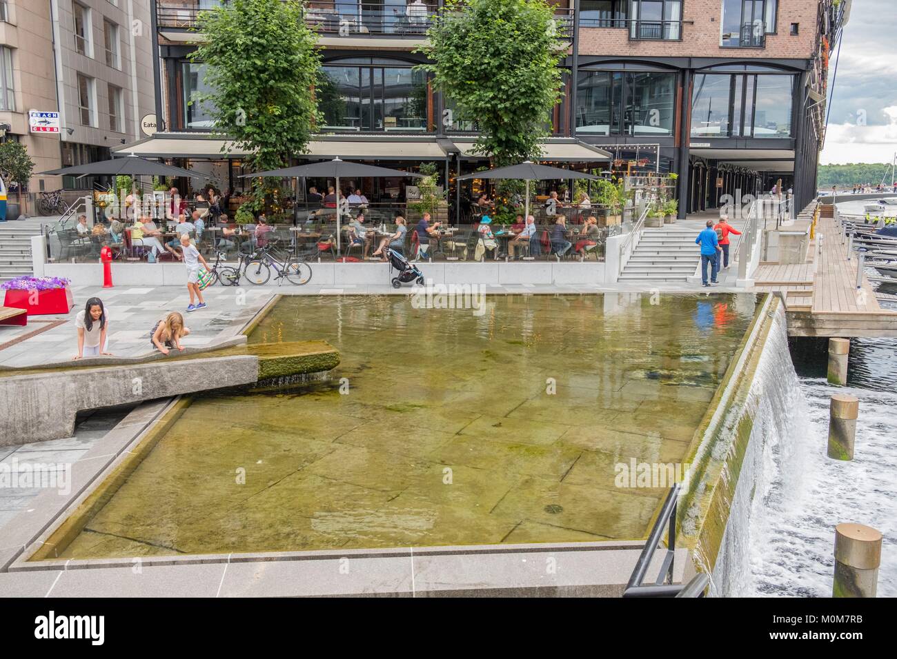 Norwegen, Oslo, Viertel Aker Brygge, alte Lagerhäuser in Restaurant und Gehäuse wiederhergestellt Stockfoto
