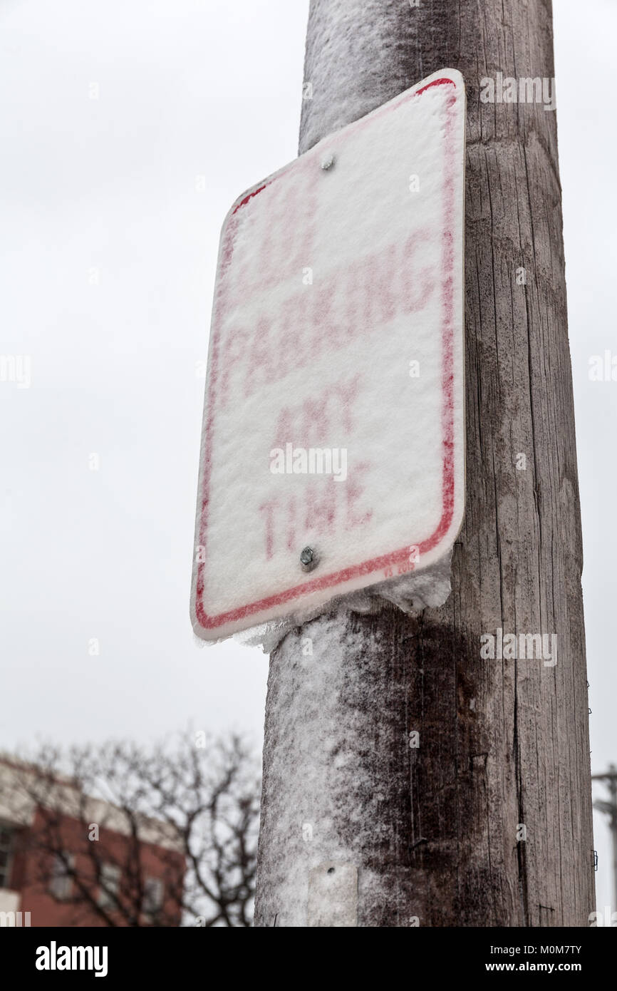 Lincoln, USA. 22 Jan, 2018. Schnee und Eis Kuchen ein "kein Parken" Zeichen auf einer Stange während eines Schneesturms in Lincoln, NE. Credit: LorenRyePhoto/Alamy leben Nachrichten Stockfoto