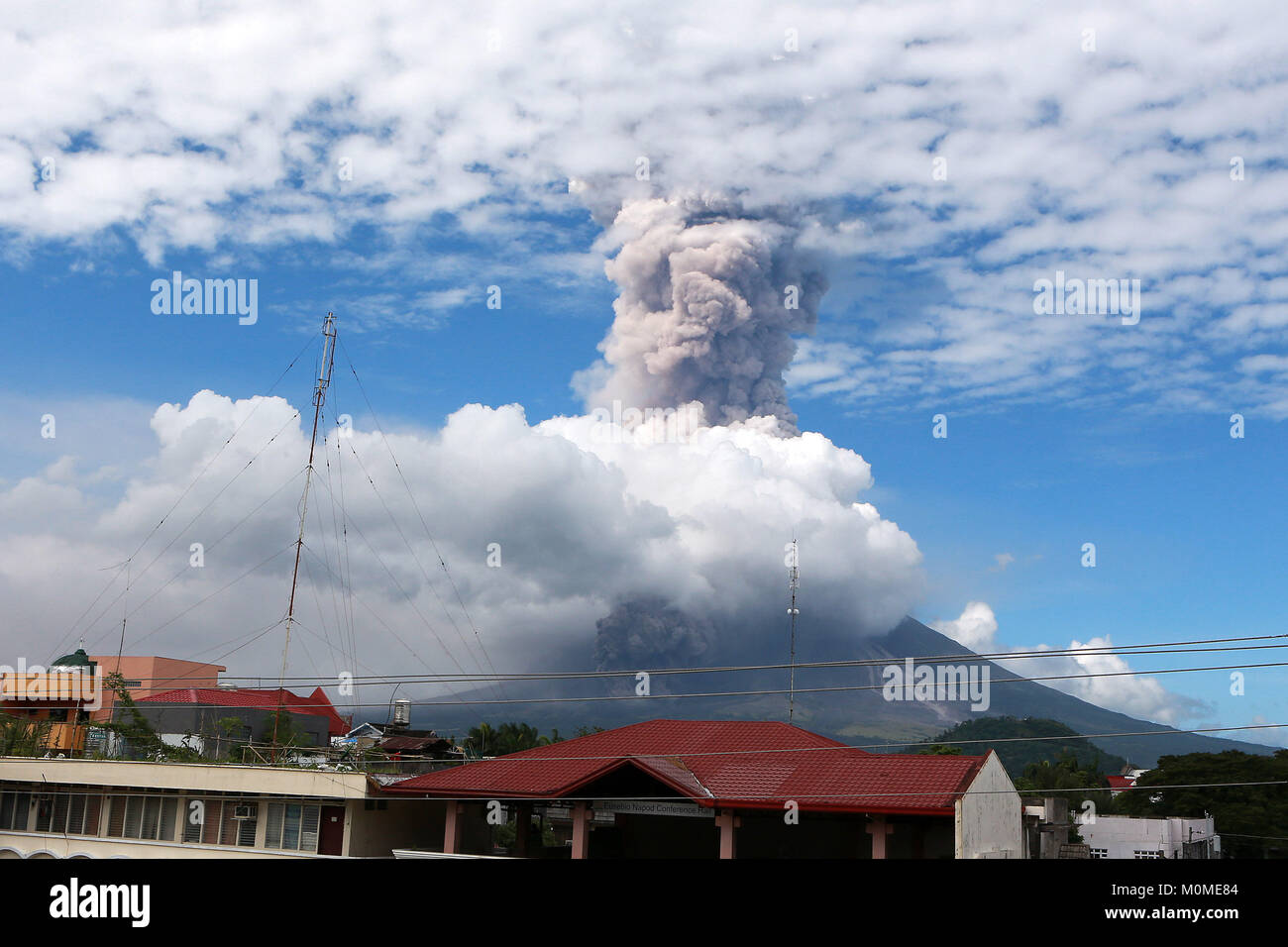 Albay, auf den Philippinen. 23 Jan, 2018. Ash Federn steigen aus dem Krater des Vulkans Mayon in der Provinz Albay, den Philippinen, 23.01.2018. Die philippinischen Behörden die Warnstufe für den Mayon Vulkan von Stufe Drei Vier am Montag, was bedeutet, dass eine "gefährliche Eruption bevorsteht." Credit: rouelle Umali) (whw/Xinhua/Alamy leben Nachrichten Stockfoto