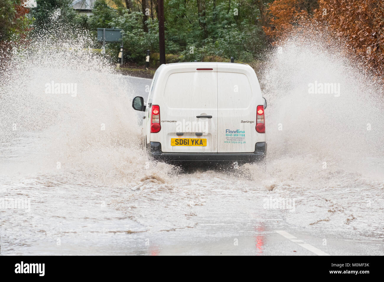 Croftamie, Stirlingshire, Schottland, UK. 23 Jan, 2018. UK Wetter - Scottish Environment Protection Agency - SEPA) van fahren durch eine überflutete Straße in Croftamie, Stirlingshire. Starker Regen und Schneeschmelze verursacht lokalisierte Hochwasser und Oberflächenwasser auf Straßen Credit: Kay Roxby/Alamy leben Nachrichten Stockfoto