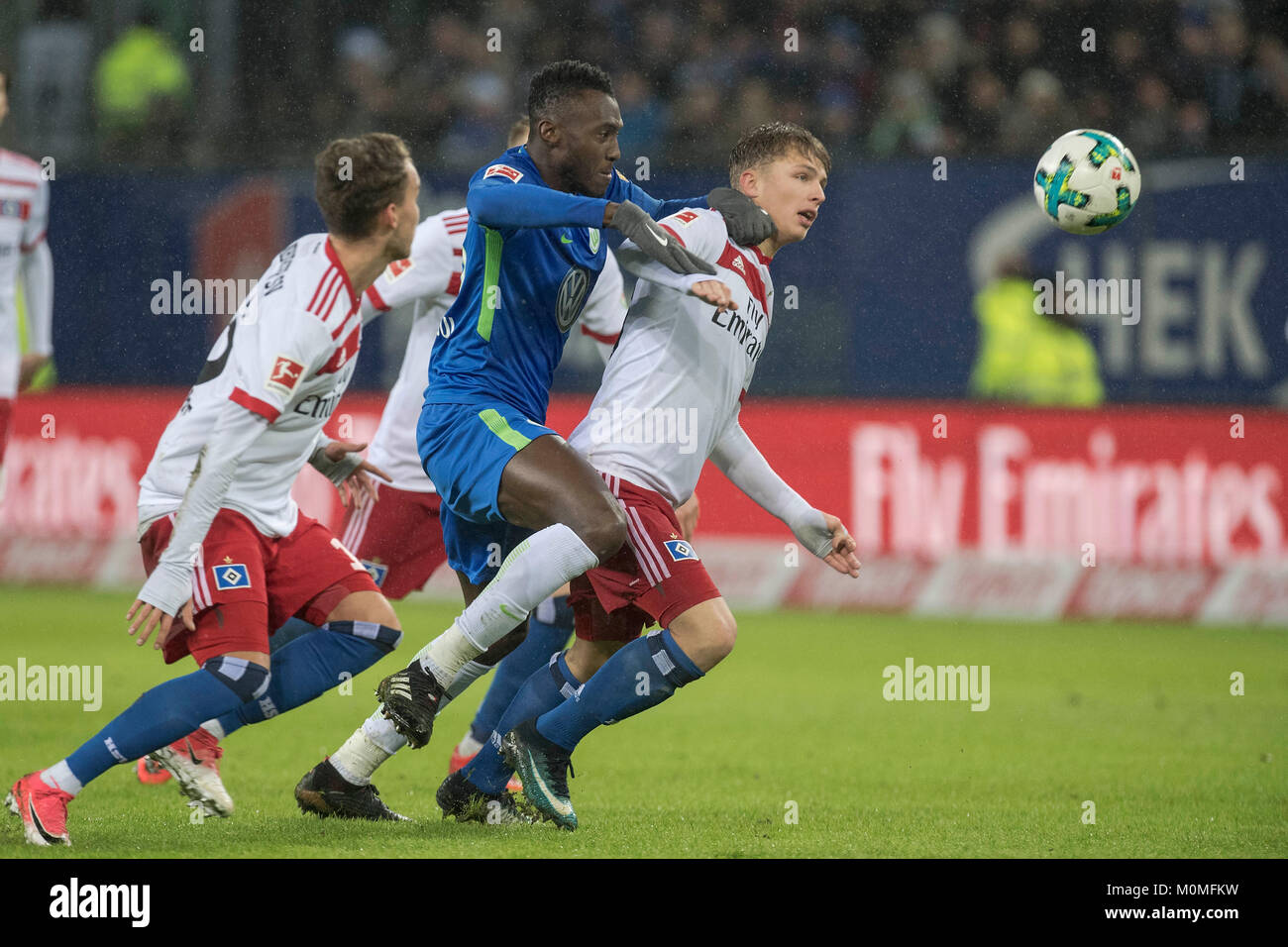 Alle dem Ball nach (v. r.): Jann-Fiete ARP (HH), Josuha GUILAVOGUI (WOB) und Luca WALDSCHMIDT (HH) verfolgen den Spielball; Spielszene, Aktion; Fussball 1. 1. Fussballbundesliga, 15. Spieltag, HSV Hamburg Hamburg Hamburg (HH) - VfL Wolfsburg (WOB) 0:0, am 09.12.2017 in Hamburg/Deutschland. | Verwendung weltweit Stockfoto