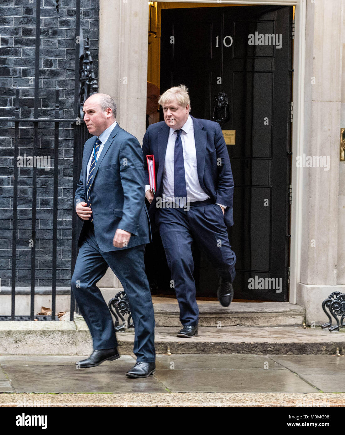 London, Großbritannien. 23. Januar, 2018. Boris Johnson, Außenminister Blätter 10 Downing Street nach einer Kabinettssitzung. Er weigerte sich der Reporter zu beantworten die Fragen auf seine Intervention auf NHS Finanzierung Kredit: Ian Davidson/Alamy leben Nachrichten Stockfoto