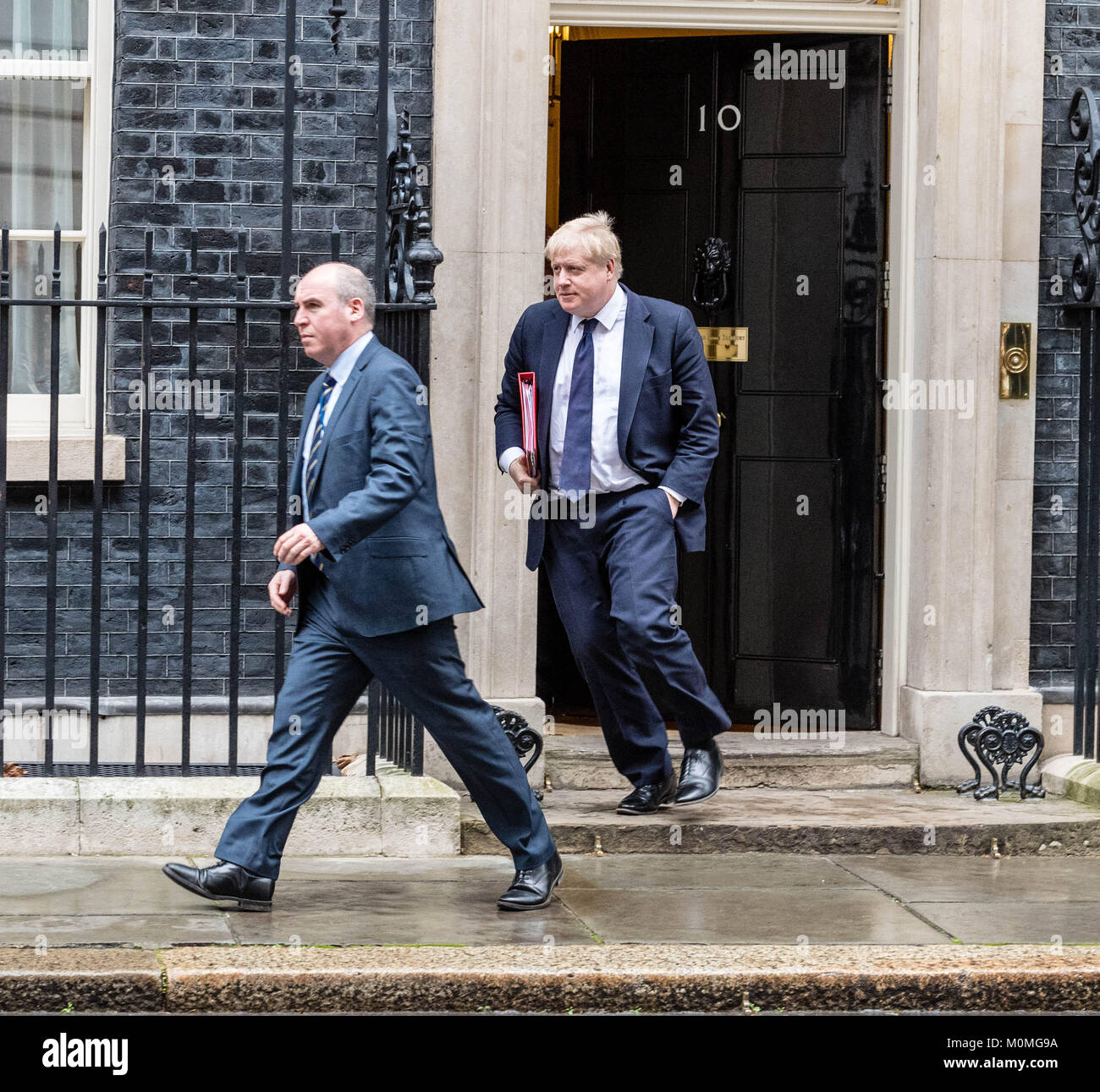 London, Großbritannien. 23. Januar, 2018. Boris Johnson, Außenminister Blätter 10 Downing Street nach einer Kabinettssitzung. Er weigerte sich der Reporter zu beantworten die Fragen auf seine Intervention auf NHS Finanzierung Kredit: Ian Davidson/Alamy leben Nachrichten Stockfoto