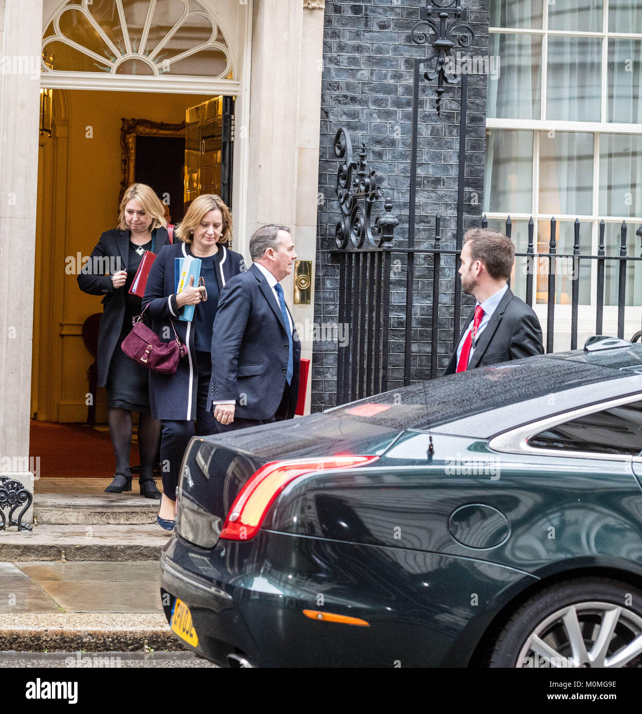 London, Großbritannien. 23. Januar, 2018. Amber Rudd, Home Secretary (Mitte) und Karen Bradley, NI Sekretärin verlassen 10 Downing Street nach einem cabient Konferenz Credit: Ian Davidson/Alamy leben Nachrichten Stockfoto