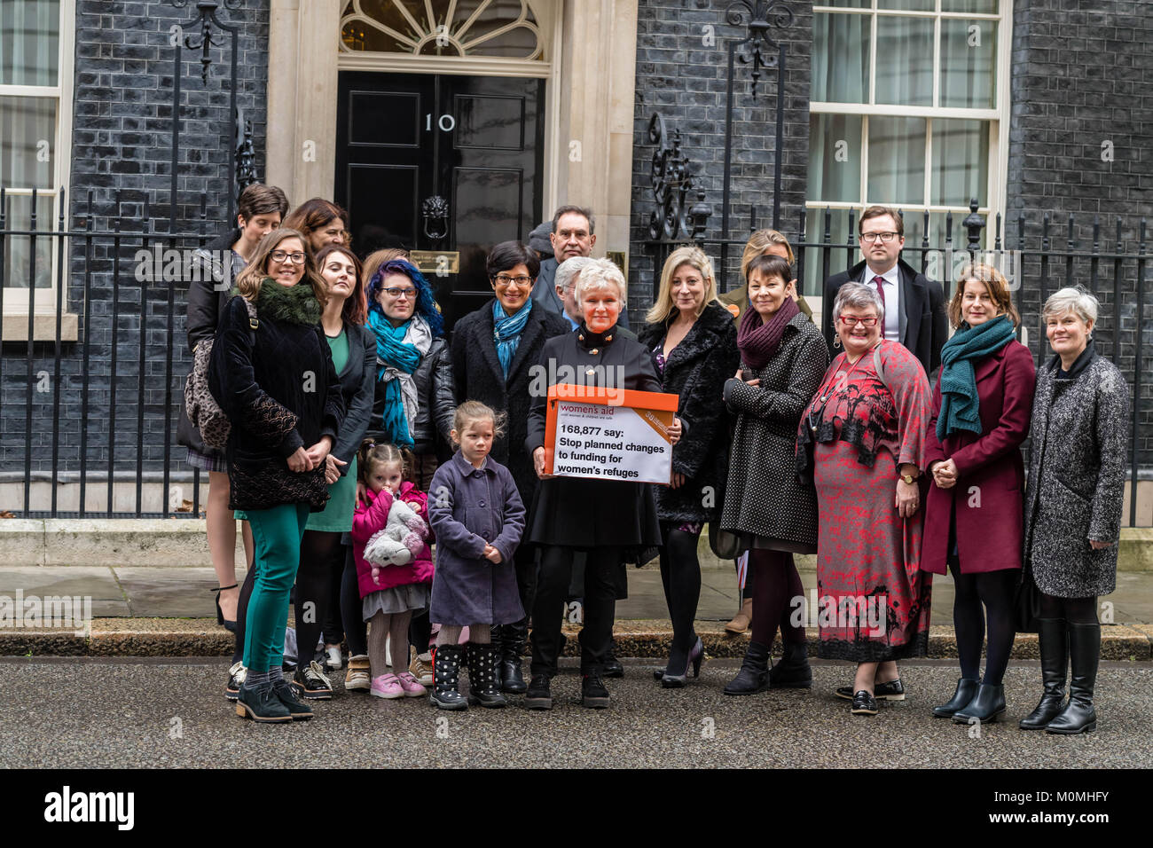 London, 23. Januar 2018, Dame Julie Walters, Schauspielerin und Autorin kommt in Downing Street ist eine Frau Hilfe Petition gegen die geplanten Änderungen bei der Finanzierung für frauenhäuser Frauen zu präsentieren. Credit: Ian Davidson/Alamy leben Nachrichten Stockfoto
