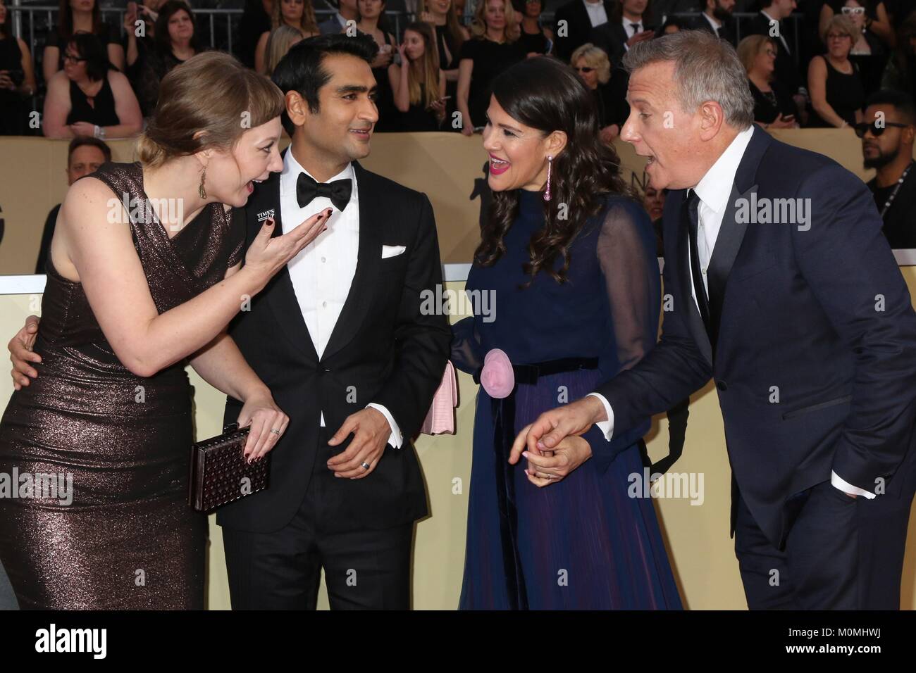 Los Angeles, CA, USA. 21 Jan, 2018. Emily V Gordon, Kumail Nanjiani, Paula Ravets Reiser, Paul Reiser in der Ankunftshalle für die 24. jährlichen Screen Actors Guild Awards - Ankünfte 4, Shrine Auditorium, Los Angeles, CA 21. Januar 2018. Credit: Priscilla Grant/Everett Collection/Alamy leben Nachrichten Stockfoto