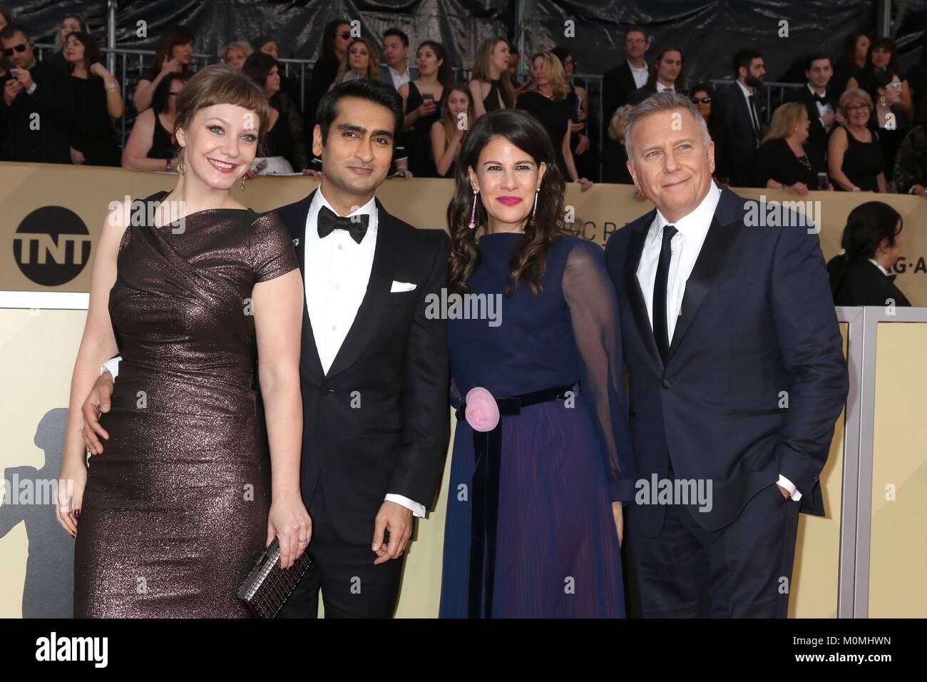 Los Angeles, CA, USA. 21 Jan, 2018. Emily V Gordon, Kumail Nanjiani, Paula Ravets Reiser, Paul Reiser in der Ankunftshalle für die 24. jährlichen Screen Actors Guild Awards - Ankünfte 4, Shrine Auditorium, Los Angeles, CA 21. Januar 2018. Credit: Priscilla Grant/Everett Collection/Alamy leben Nachrichten Stockfoto