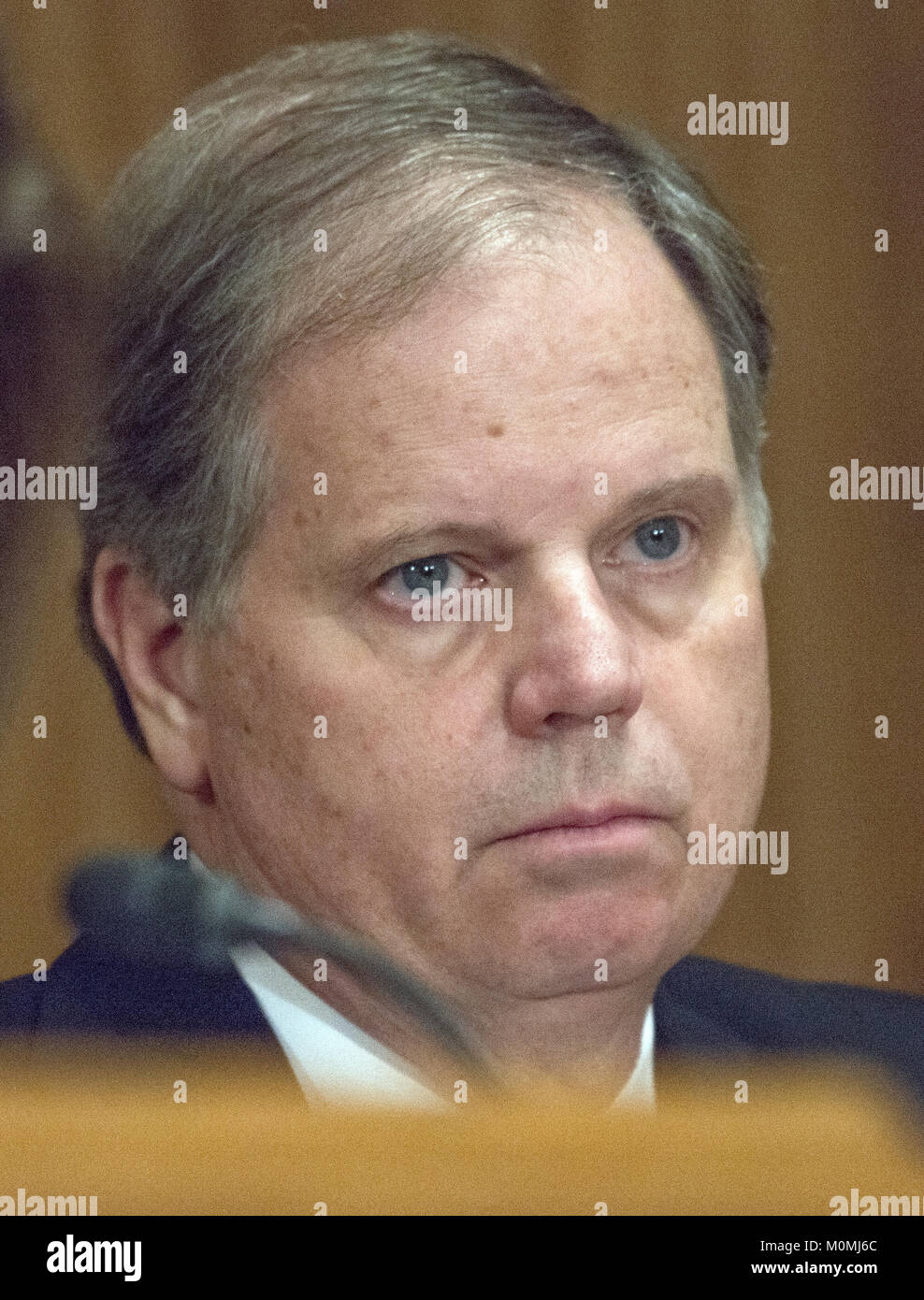 Januar 23, 2018 - Washington, District of Columbia, Vereinigte Staaten von Amerika - United States Senator Doug Jones (Demokrat von Alabama) hört während des Zeugnisses vor dem US-Senat Ausschusses für Banken, Wohnungsbau und Stadtentwicklung während der Anhörung für Jelena McWilliams, Vorsitzende und Mitglied des Verwaltungsrates der Federal Deposit Insurance Corporation; Dr. Marvin Goodfriend, Mitglied des Board of Governors des Federal Reserve System, und Herr Thomas E. Workman, um Mitglied der finanziellen Stabilität Aufsicht Rat stattfinden, auf dem Capitol Hill in Washington. Stockfoto