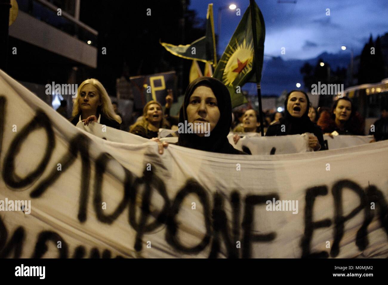 Athen, Griechenland. 23 Jan, 2018. Die demonstranten gesehen mit einem großen Banner während der Demonstration. Kurden März zu der Türkischen Botschaft protestieren für die Bombardierung kurdischer kontrollierten Stadt Afrin in Syrien durch die türkischen Streitkräfte Credit: Giorgos Zachos/SOPA/ZUMA Draht/Alamy leben Nachrichten Stockfoto