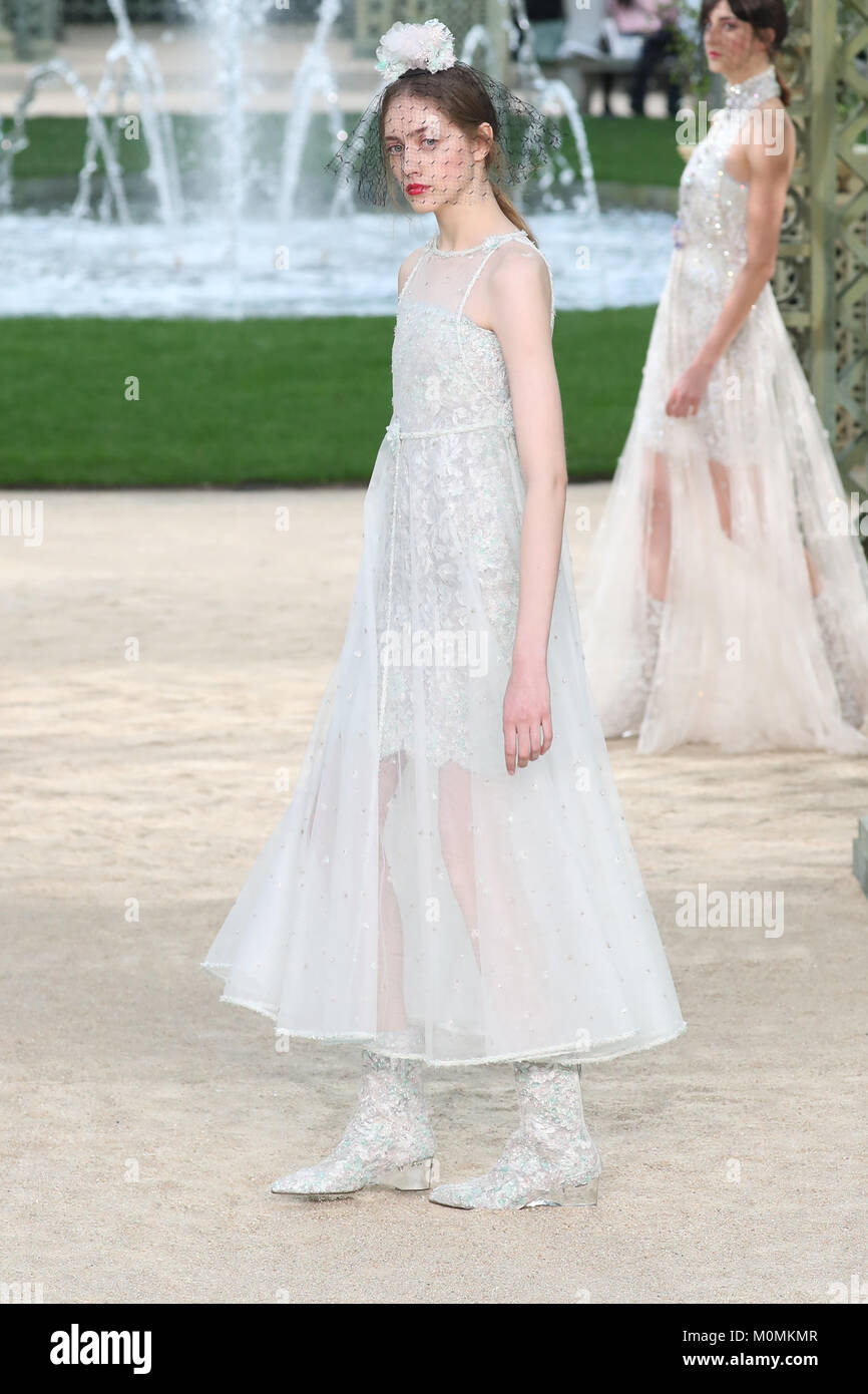 Paris/Frankreich - 23. Januar 2018: ein Modell geht der Start- und Landebahn am Chanel Haute Couture Show in Paris Fashion Week S/S 2018 Am 23. Januar 2018 in Paris, Frankreich. Credit: Antonio de Moraes Barros Filho/Alamy leben Nachrichten Stockfoto