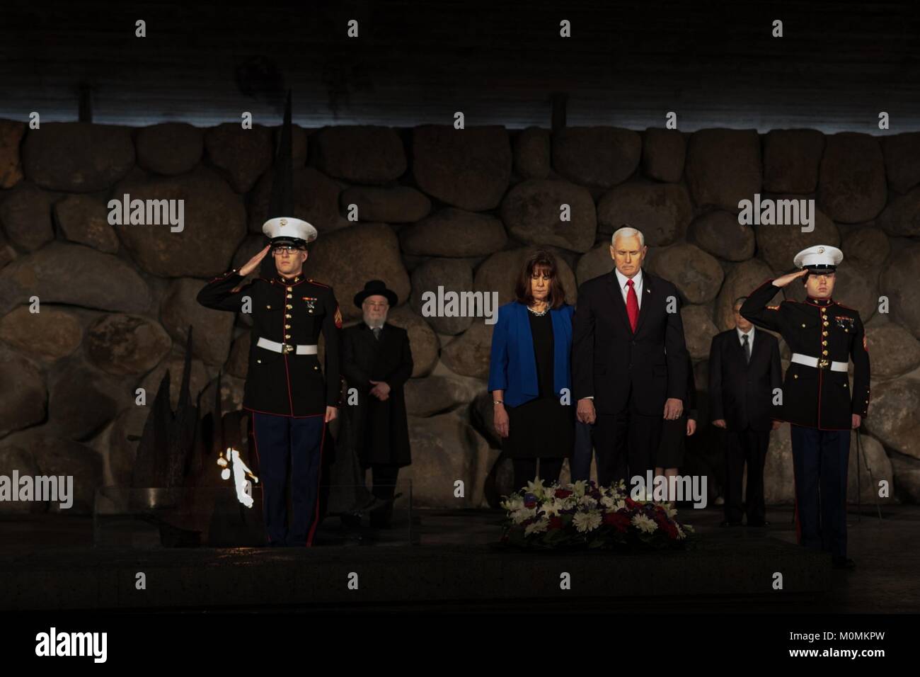 Jerusalem, Israel. 23 Jan, 2018. U.S. Vice President Mike Pence und Frau Karen Pence, während ein Kranz Zeremonie am Holocaust Memorial bei einem Besuch in der Gedenkstätte Yad Vashem, die Israelische Holocaust Museum Januar 23, 2018 in Jerusalem, Israel. Credit: Planetpix/Alamy leben Nachrichten Stockfoto