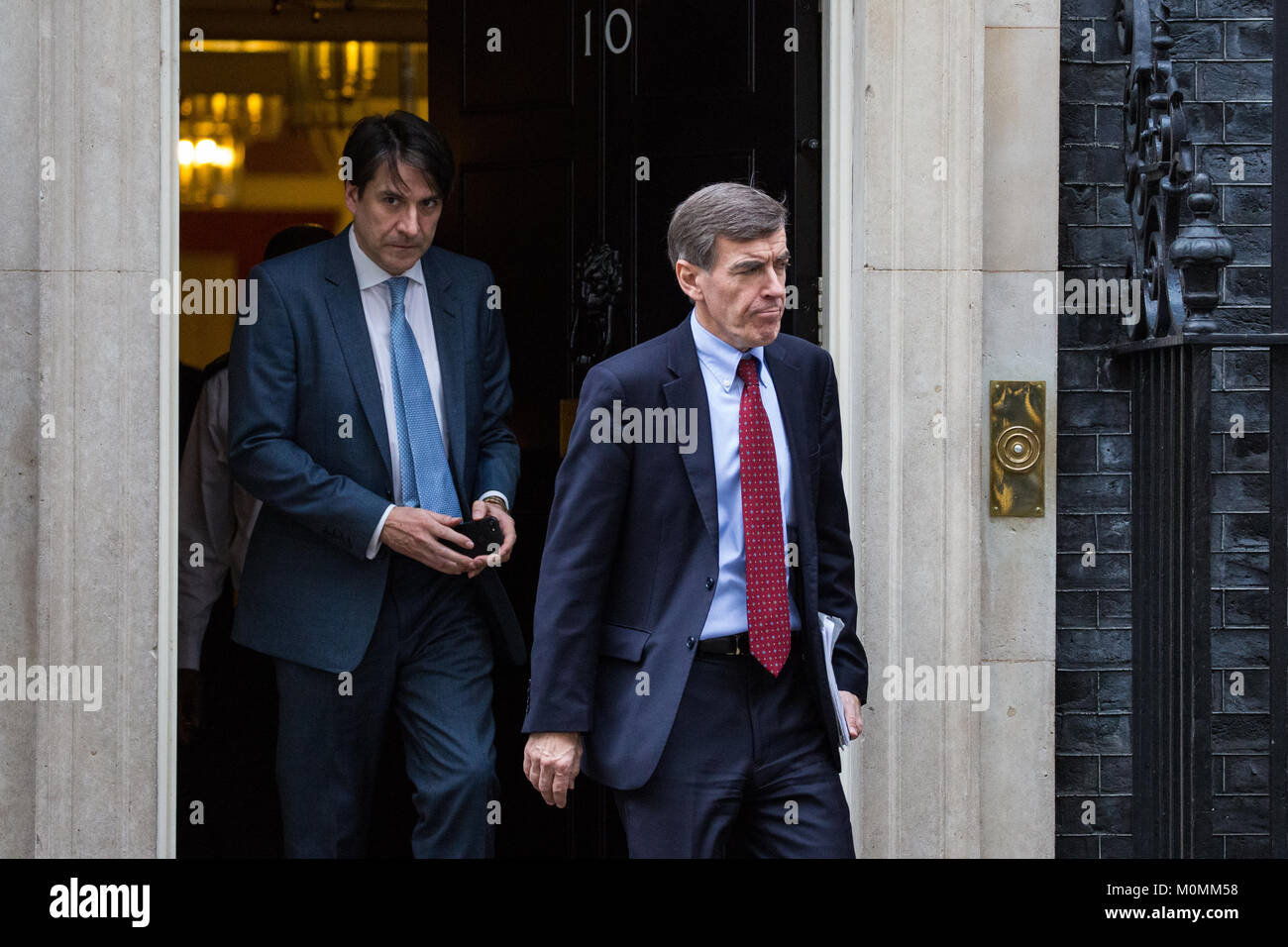 London, Großbritannien. 23 Jan, 2018. David Rutley (r), der konservative Abgeordnete für Macclesfield, und James Morris (l), der konservative Abgeordnete für Halesowen und Rowley Regis, lassen 10 Downing Street nach einem Treffen. Credit: Mark Kerrison/Alamy leben Nachrichten Stockfoto