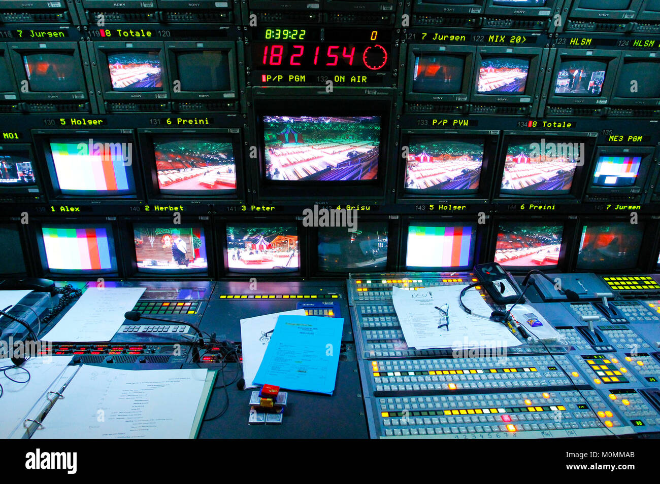 Basel, Schweiz. 16 Aug, 2013. Basel, Schweiz, 16. November 2013: Fernsehen bearbeiten Lkw mit Video Editing Workstation von ORF-TV-Station (Workstation; Station; Broadcast; Rundfunk; Audio; Mixer; Regie; Bild; Bildregie; Übertragunswagen; Uebertragungswa | Verwendung der weltweiten Kredit: dpa/Alamy leben Nachrichten Stockfoto