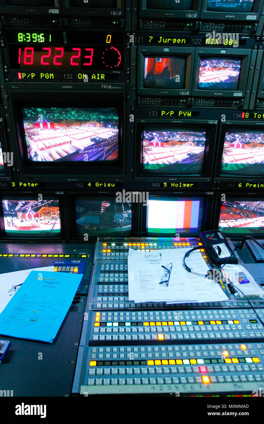 Basel, Schweiz. 16 Aug, 2013. Basel, Schweiz, 16. November 2013: Fernsehen bearbeiten Lkw mit Video Editing Workstation von ORF-TV-Station (Workstation; Station; Broadcast; Rundfunk; Audio; Mixer; Regie; Bild; Bildregie; Übertragunswagen; Uebertragungswa | Verwendung der weltweiten Kredit: dpa/Alamy leben Nachrichten Stockfoto