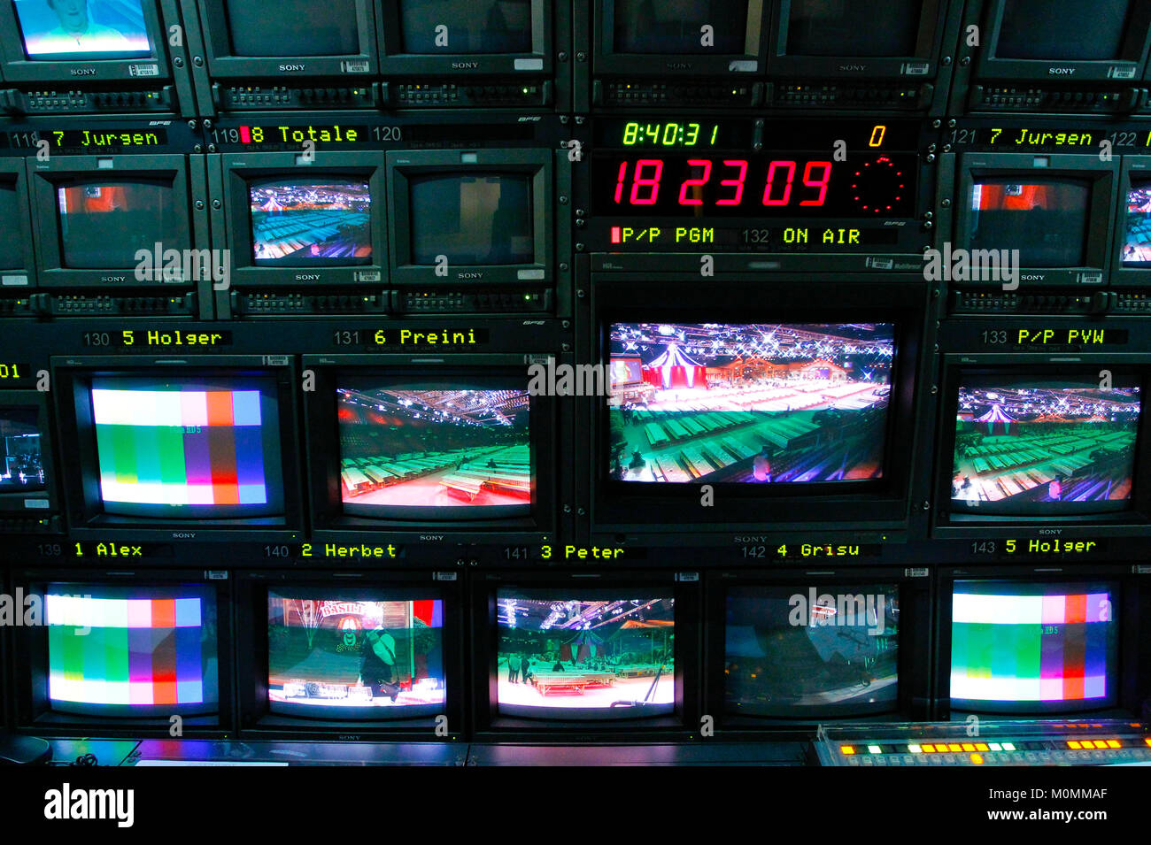 Basel, Schweiz. 16 Aug, 2013. Basel, Schweiz, 16. November 2013: Fernsehen bearbeiten Lkw mit Video Editing Workstation von ORF-TV-Station (Workstation; Station; Broadcast; Rundfunk; Audio; Mixer; Regie; Bild; Bildregie; Übertragunswagen; Uebertragungswa | Verwendung der weltweiten Kredit: dpa/Alamy leben Nachrichten Stockfoto