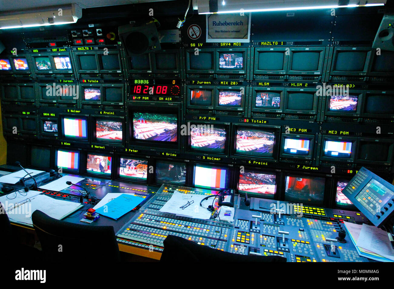 Basel, Schweiz. 16 Aug, 2013. Basel, Schweiz, 16. November 2013: Fernsehen bearbeiten Lkw mit Video Editing Workstation von ORF-TV-Station (Workstation; Station; Broadcast; Rundfunk; Audio; Mixer; Regie; Bild; Bildregie; Übertragunswagen; Uebertragungswa | Verwendung der weltweiten Kredit: dpa/Alamy leben Nachrichten Stockfoto