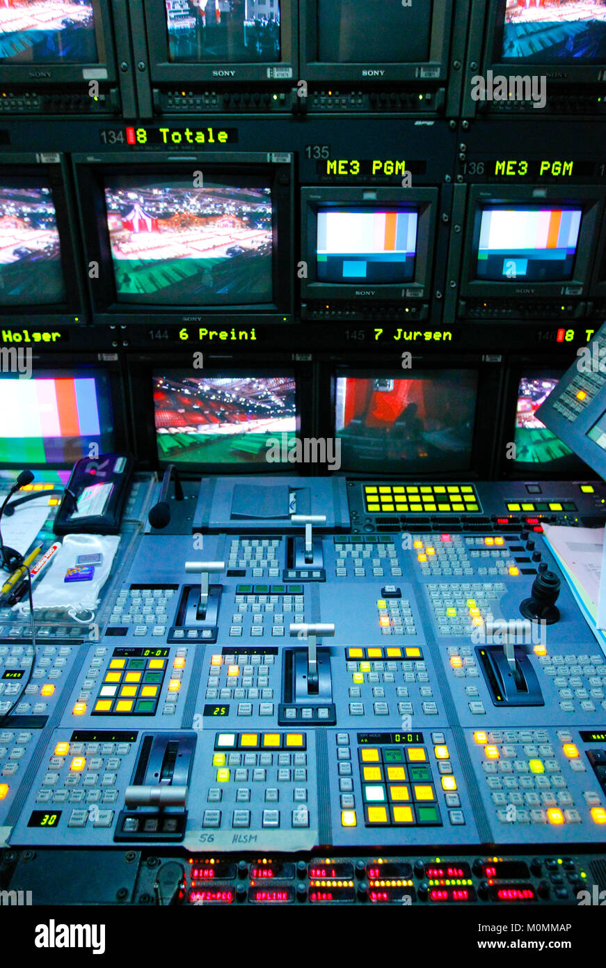 Basel, Schweiz. 16 Aug, 2013. Basel, Schweiz, 16. November 2013: Fernsehen bearbeiten Lkw mit Video Editing Workstation von ORF-TV-Station (Workstation; Station; Broadcast; Rundfunk; Audio; Mixer; Regie; Bild; Bildregie; Übertragunswagen; Uebertragungswa | Verwendung der weltweiten Kredit: dpa/Alamy leben Nachrichten Stockfoto